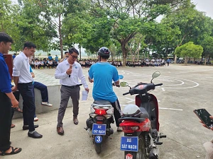 Tuyên truyền an toàn giao thông gắn với thực hành lái xe cho học sinh tại Krông Nô